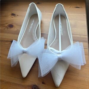 NIB Stuart Weitzman beautiful cream colored flats with bow size 7.5
